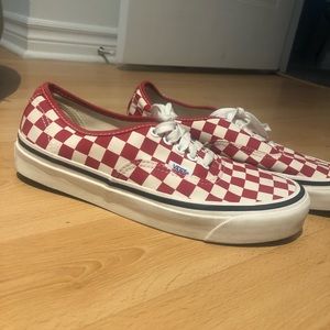 Vans -Red and white- CHECKERBOARD- Sz 9